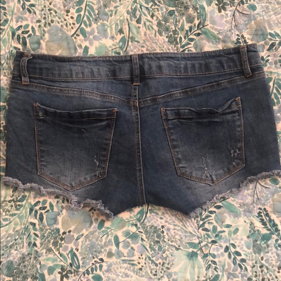 Size 8 destroyed denim short shorts - Picture 2 of 3